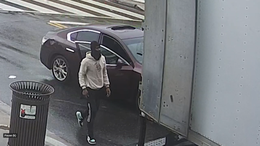 Man Robbed at Gunpoint While Loading Car in Southeast D.C.