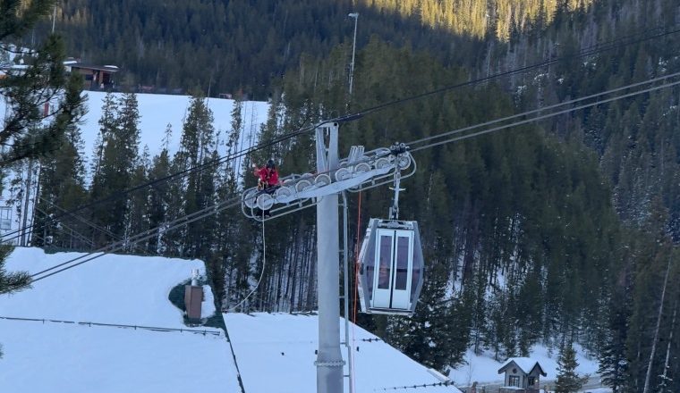 174 people rescued by rope after being stuck on Colorado ski lift gondolas for hours