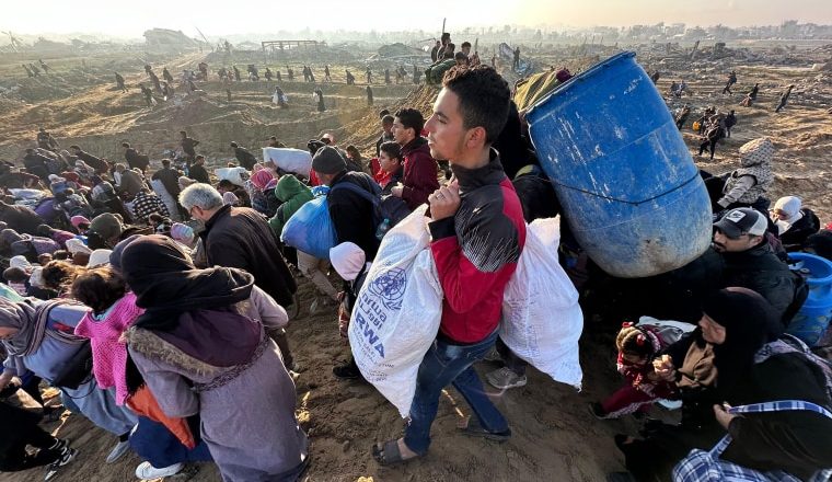 Tens of thousands of displaced Palestinians head to northern Gaza