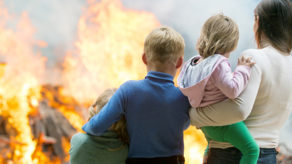 Mom Risks Everything To Save Family of Strangers From Fire