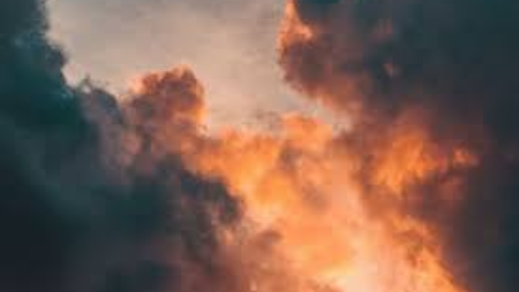 Wisconsin’s Sky Turns Wild: Aurora Borealis Fights Through Toxic Wildfire Haze